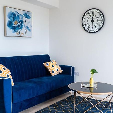 Lovely 2 Bed Penthouse In Loughton Central Location Apartment Luaran gambar