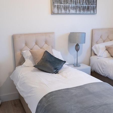 Lovely 2 Bed Penthouse In Loughton Central Location Apartment Luaran gambar