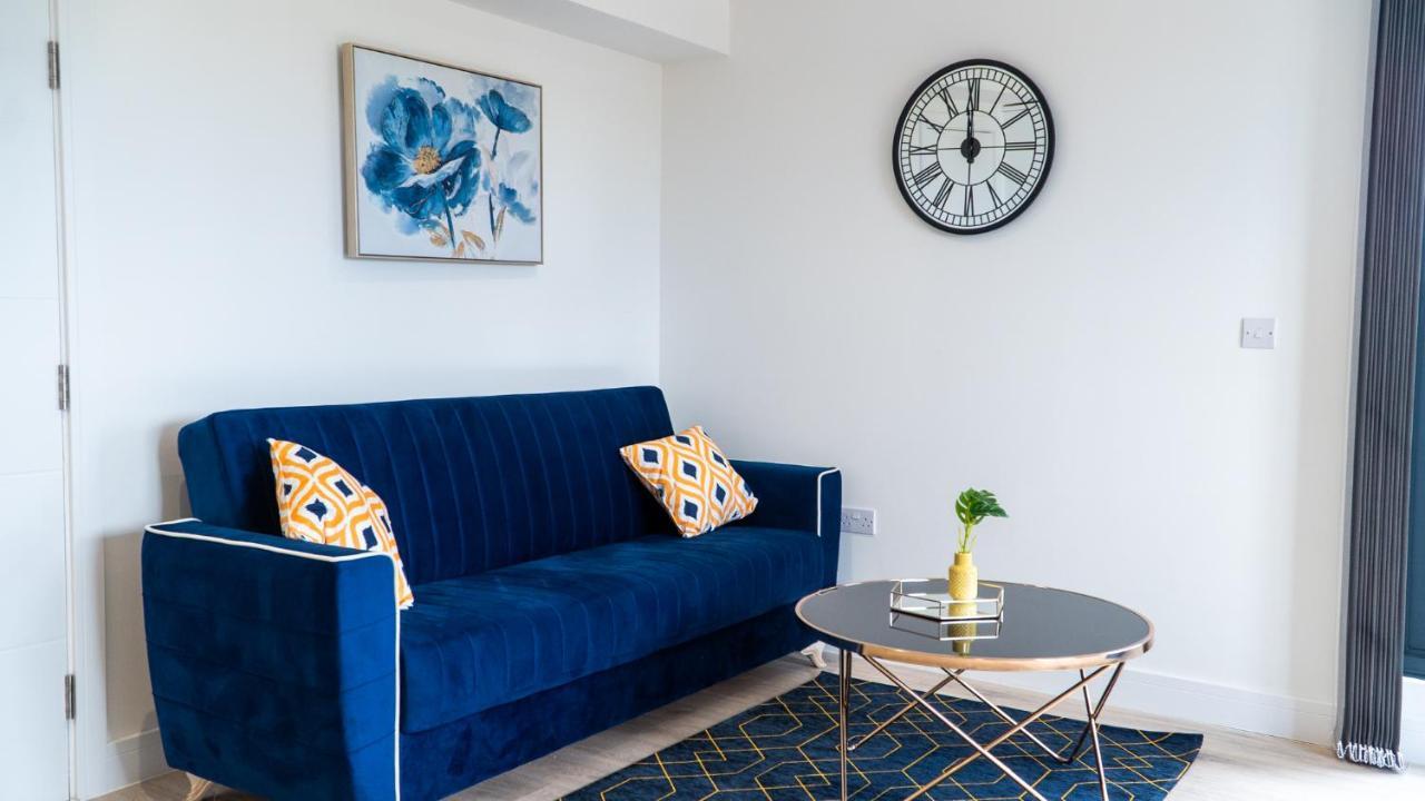 Lovely 2 Bed Penthouse In Loughton Central Location Apartment Luaran gambar