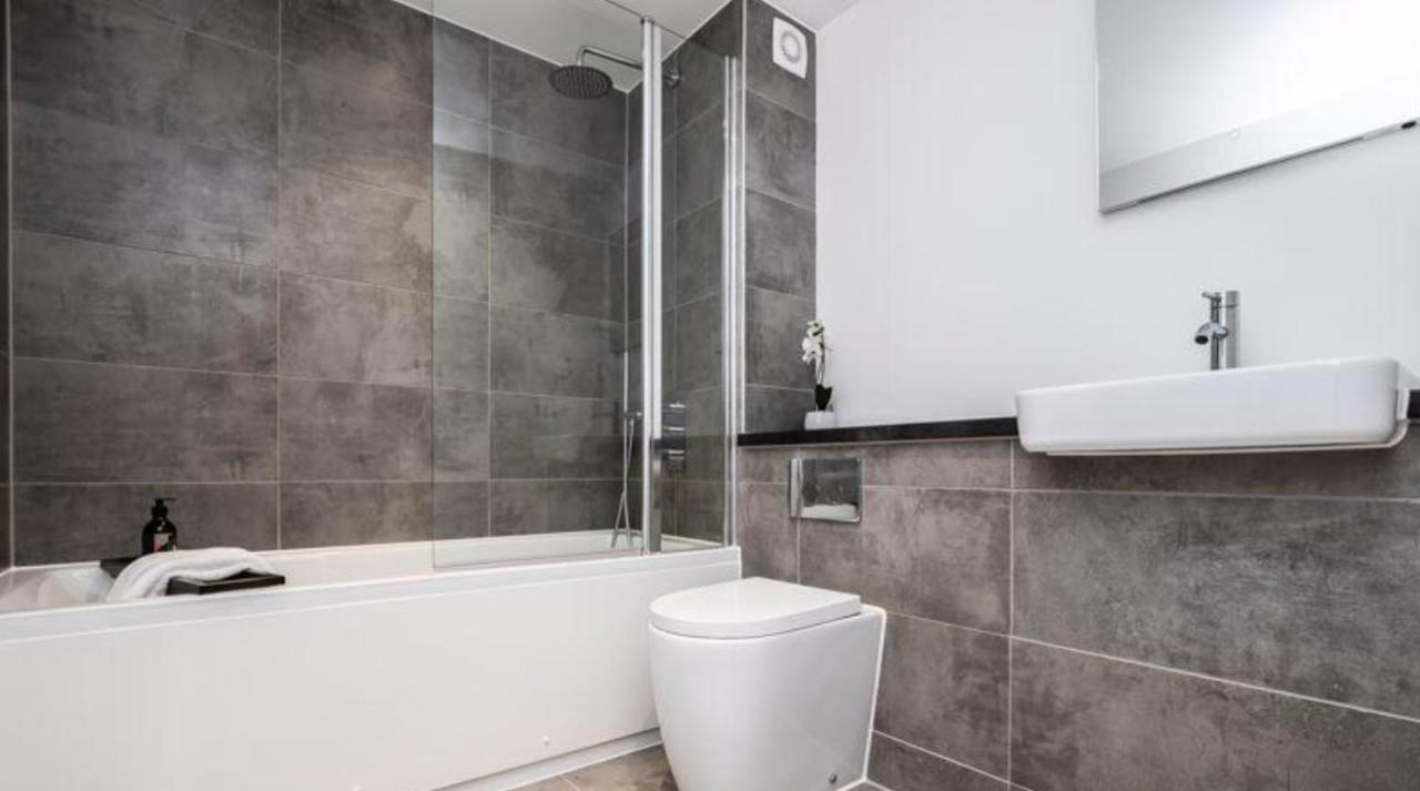 Lovely 2 Bed Penthouse In Loughton Central Location Apartment Luaran gambar